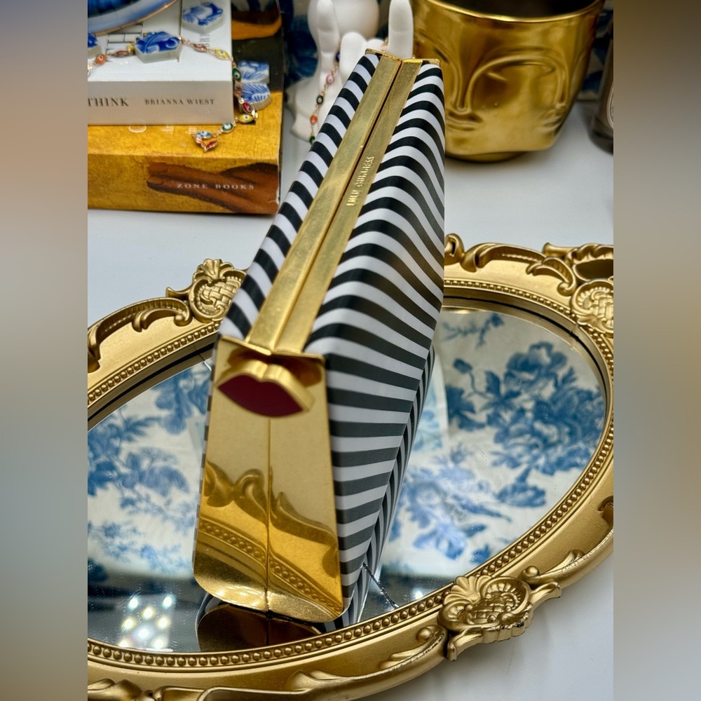 🆕 LULU GUINNESS 🧿 Karlie Leather Striped Clutch with Lip Closure, Black/White - Picture 3 of 12